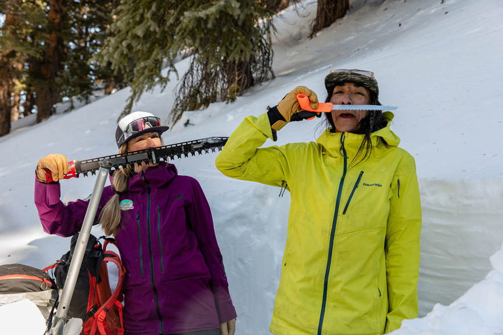 Women-compare-saw-sizes-backcountry-skiing-Photo-Julia-Ordorg
